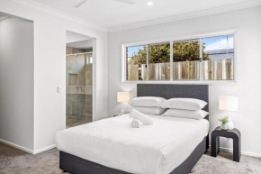 Brand-New 4-Bed Beach House with Alfresco Dining